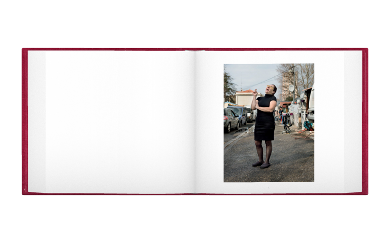 Alessandra Sanguinetti: Le Gendarme Sur La Colline